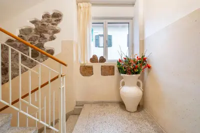 a vase with flowers in the corner of a staircase at Gardar in Bolzano