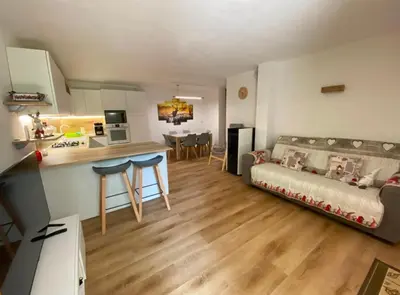 a living room with a couch and a kitchen at Appartamento Miramonti in Mas