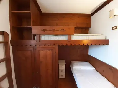 a room with two bunk beds and a closet at Casa elegante in San Vito di Cadore