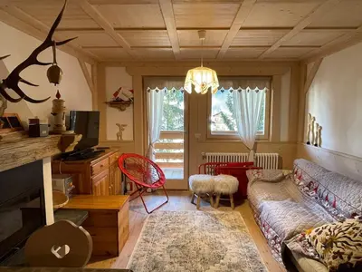 a living room with a couch and a table at Love Mountain House in Campestrin