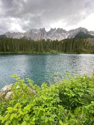 a view of a lake with mountains in the background at Apartment Rosengarten - Rosenheim Apartments in Tires