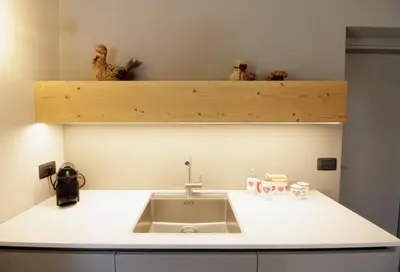 a room with a bench with a window and a table at VILLA CAVAZZAL - 2 camere, 2 bagni, garage Dolomiti Affitti in Cavalese
