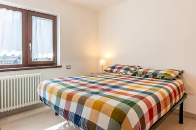 a bedroom with a bed and a window at Trilo Fiéma in Panchia