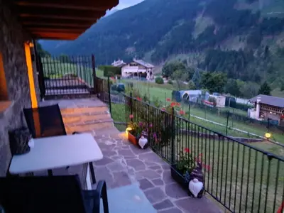 a balcony of a house with a view of a mountain at Casa Anelis in Bedollo