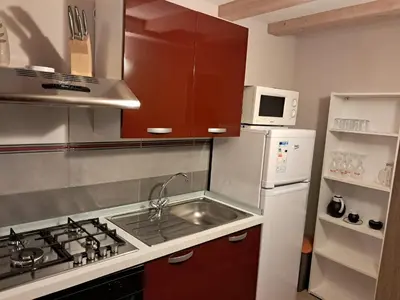 a small kitchen with a sink and a microwave at Casa Anelis in Bedollo