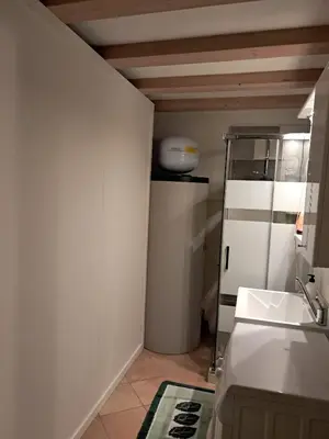 a small kitchen with a sink and a shelf at Casa Anelis in Bedollo
