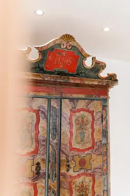 a wooden cabinet with a painting on top of it at Birchboden Lodge in Longomoso