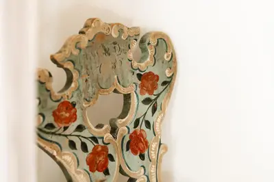 a vase with flowers on it sitting next to a wall at Birchboden Lodge in Longomoso