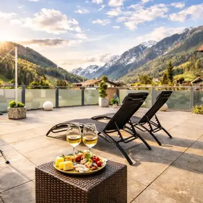 Panorama-Designapartment mit Kamin