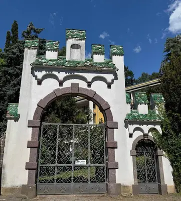 an entrance to a building with an iron gate at MERANEA- sonnig - ruhig - elegant - ideal zum länger bleiben - Glasfaser in Merano