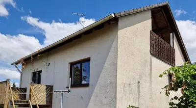 a house with a window on the side of it at Chalet Corallo con camino e ingresso indipendente in Ronco