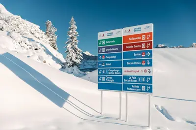 a sign in the snow on a ski slope at Rifugio Bec de Roces in Pallua