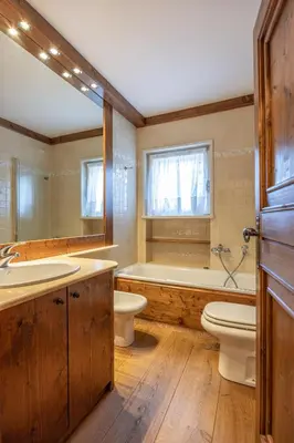 a bathroom with a tub and a toilet and a sink at Casa Sette, in centro a Cortina d Ampezzo in Cortina dʼAmpezzo