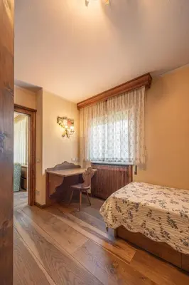 a bedroom with a desk and a bed and a desk at Casa Sette, in centro a Cortina d Ampezzo in Cortina dʼAmpezzo