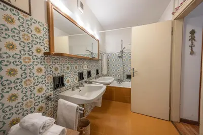 a bathroom with two sinks and a mirror at Casa Ca del Molin, ampia e panoramica in Cortina dʼAmpezzo