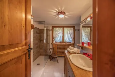 a bathroom with a sink and a shower at Casa Benedeta, confortevole e panoramica in Cortina dʼAmpezzo
