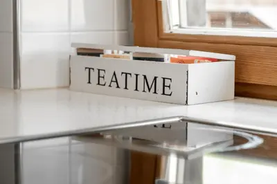 a box with the word lecture sitting on top of a counter at Öboluckna Appartment in Molini di Tures