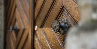 a wooden door with a metal knocker on it at Ansitz Mair im Korn in Lagundo