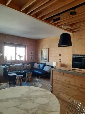 a living room with a couch and a table at Esclusivo soggiorno a Cortina d'Ampezzo in Cortina dʼAmpezzo
