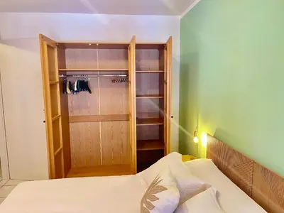 a bedroom with a closet and a bed in it at Appartamento verde in Cloz