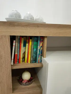 a book shelf with books and a ball on it at La casa di Nicole in Romeno