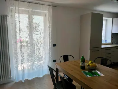 a dining room with a table and a window at La casa di Nicole in Romeno