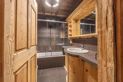 a bathroom with a sink and a shower at Casa Aquila, con sauna privata in Chiave