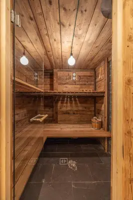 an empty sauna with wooden walls and wooden floors at Casa Aquila, con sauna privata in Chiave