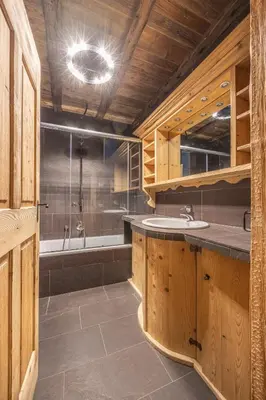 a bathroom with a sink and a bath tub at Casa Aquila, con sauna privata in Chiave