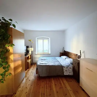 a bedroom with a bed and a window at El Me Popo in Segonzano