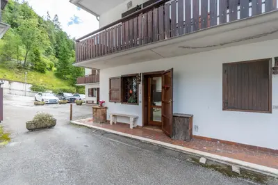 a white building with a bench outside of it at Suite Anna in Masarè