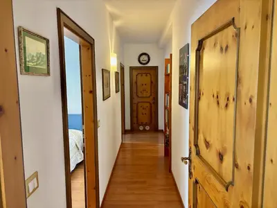 a hallway with a door leading to a bedroom at Appartamento Olimpiadi 2026 Val di Fiemme in Panchia