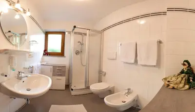 a white bathroom with a sink and a toilet at Bonichhof in Laion