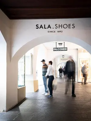 a group of people standing outside of a store at Laubennest 2 in Merano