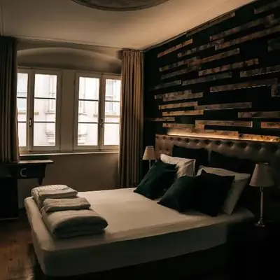 Sir Thomas Bed Central