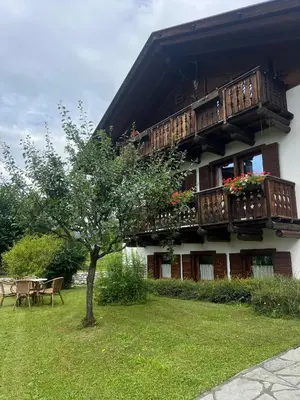 a living room with a blue couch and a coffee table at Chalet vista montagne in San Vito di Cadore