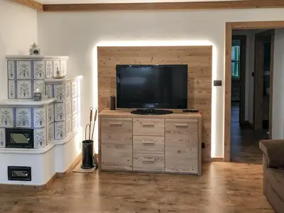a living room with a television on a dresser at Appartamento Anna in Campestrin