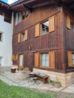 a wooden building with a picnic table in front of it at Fienile contemporaneo in Livo