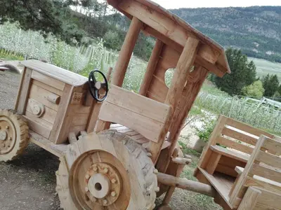 a wooden toy tractor with a steering wheel at NonSoloMele in Romallo