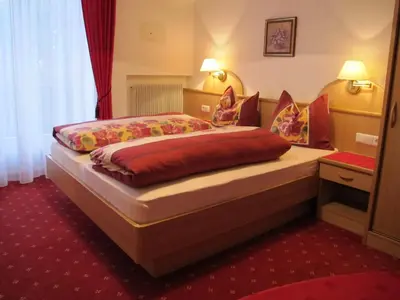a bedroom with a large bed in a room at Frunhaus - Zimmer, Apartments, Ferienwohnungen in Fiumes