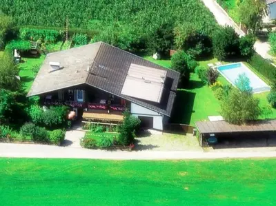 an overhead view of a house with a swimming pool at Frunhaus - Zimmer, Apartments, Ferienwohnungen in Fiumes