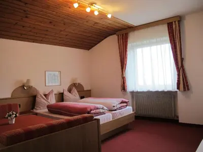 a bedroom with two beds and a window at Frunhaus - Zimmer, Apartments, Ferienwohnungen in Fiumes