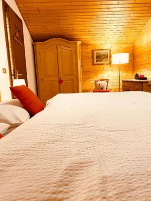 a bedroom with a large white bed in a room at Apartament Loft Fiemme in Castello di Fiemme