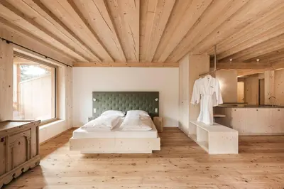 a large room with a bed and a kitchen at Zalnerhof Urlaub am Bauernhof in Luson
