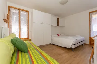 a white room with a bed and a bed sqor at Suite Civetta in Masarè