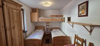 a small room with two bunk beds in it at Condominio de Rocia in Moena
