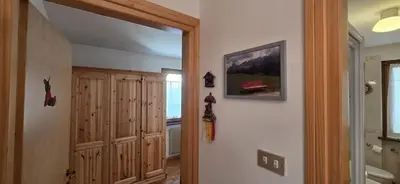 a hallway with a door leading into a room at Condominio de Rocia in Moena