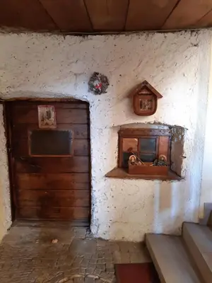 a room with a wooden door and a wall at BeB LA STUBE DEI PARTEL in Ziano di Fiemme