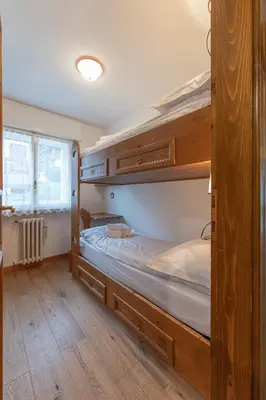 a bedroom with two bunk beds in a room at Casa De Zeto, con balcone e vicina al centro in Cortina dʼAmpezzo