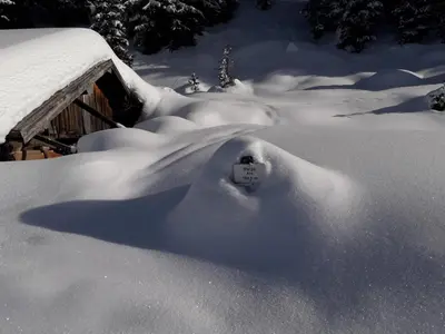 a pile of snow with a switch in the middle at Lauton Dolomiti Relax Apartment - mit Jacuzzi-Badewanne in Ziano di Fiemme